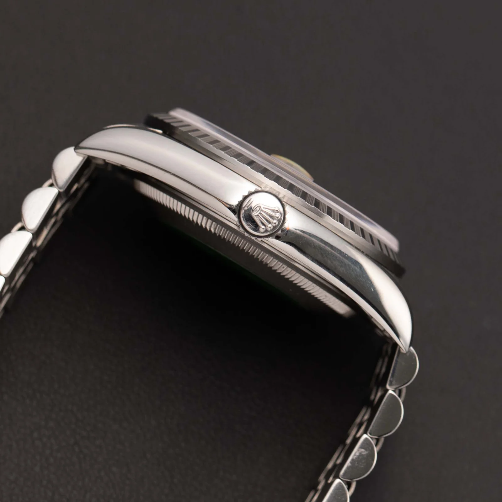 Rolex Datejust 16220 Engine-Turned Bezel Watch 36mm White Roman Dial - Image 3