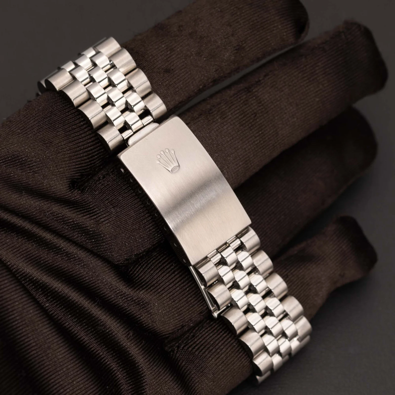 Rolex Datejust 16220 Engine-Turned Bezel Watch 36mm White Roman Dial - Image 4