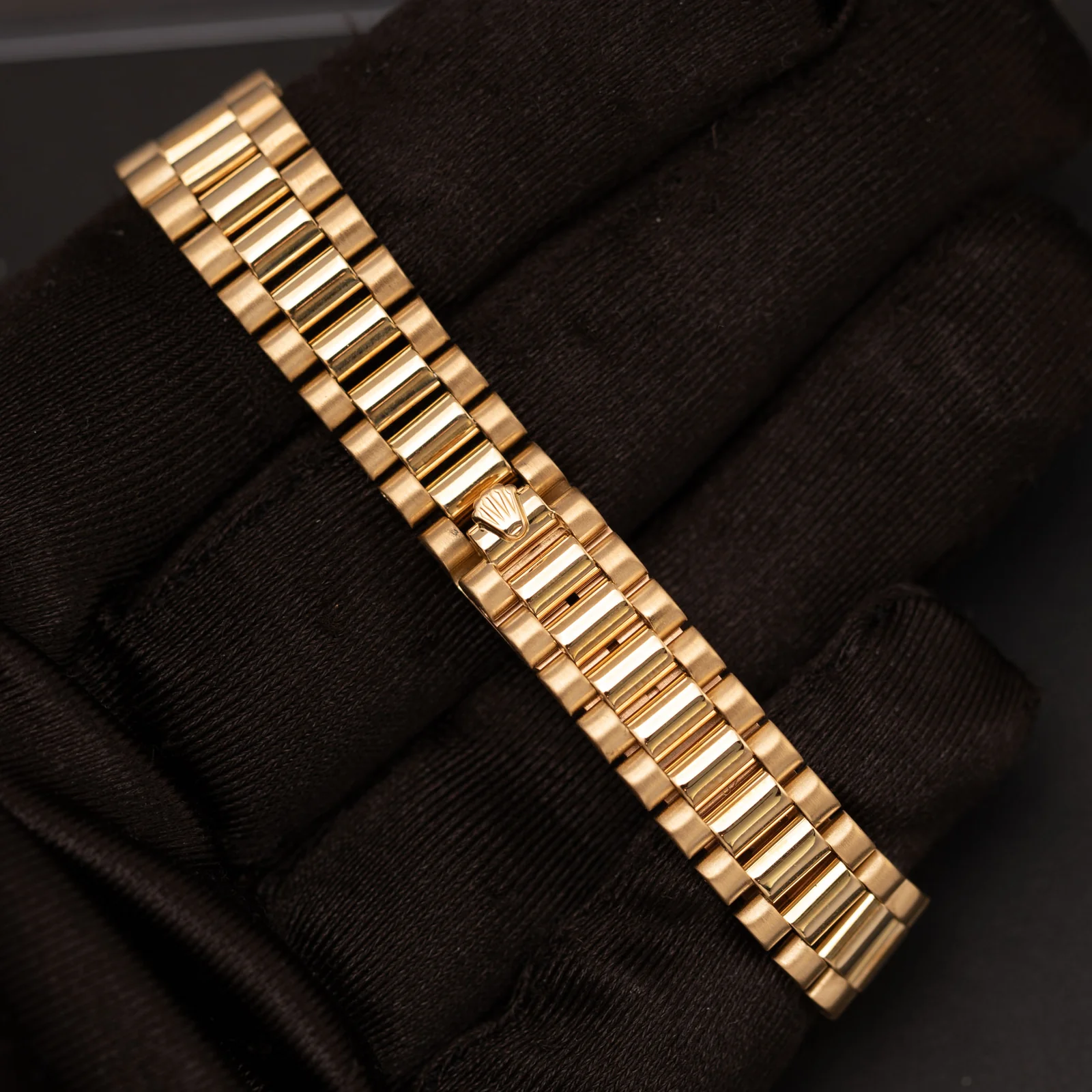Presidential Rolex Datejust 69178 Fluted Bezel Watch 26mm Champagne Tapestry Dial - Image 5