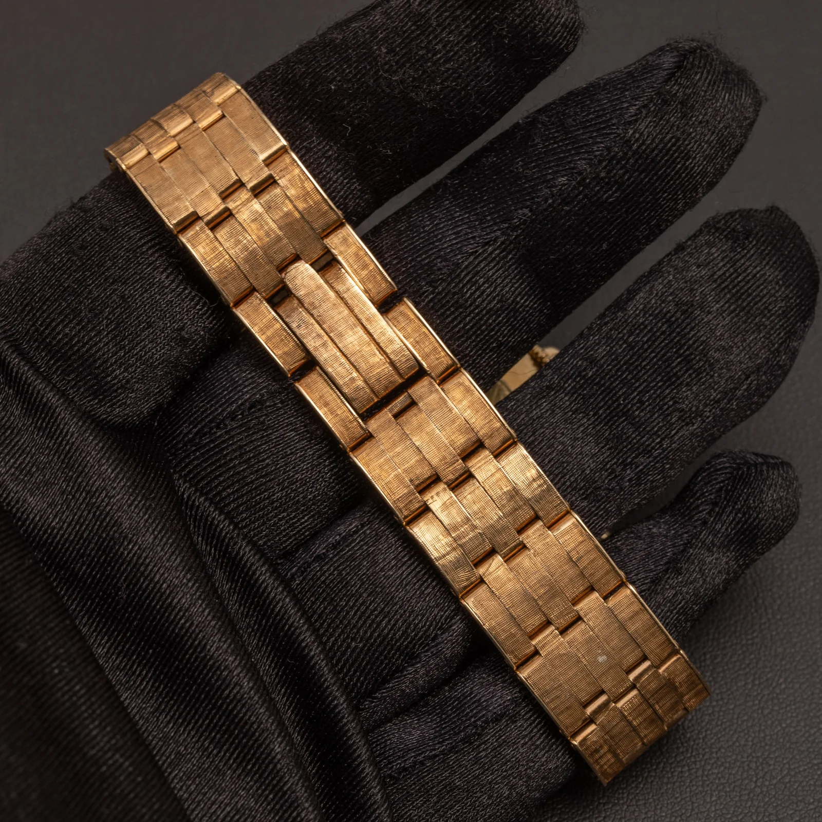 Vacheron Constantin Classic 35mm Yellow Gold Watch W528462 - Image 3