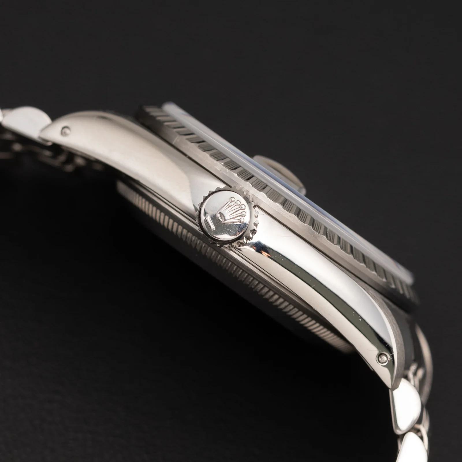 Rolex Datejust 16220 Engine-Turned Bezel Watch 36mm Blue Index Dial - Image 3