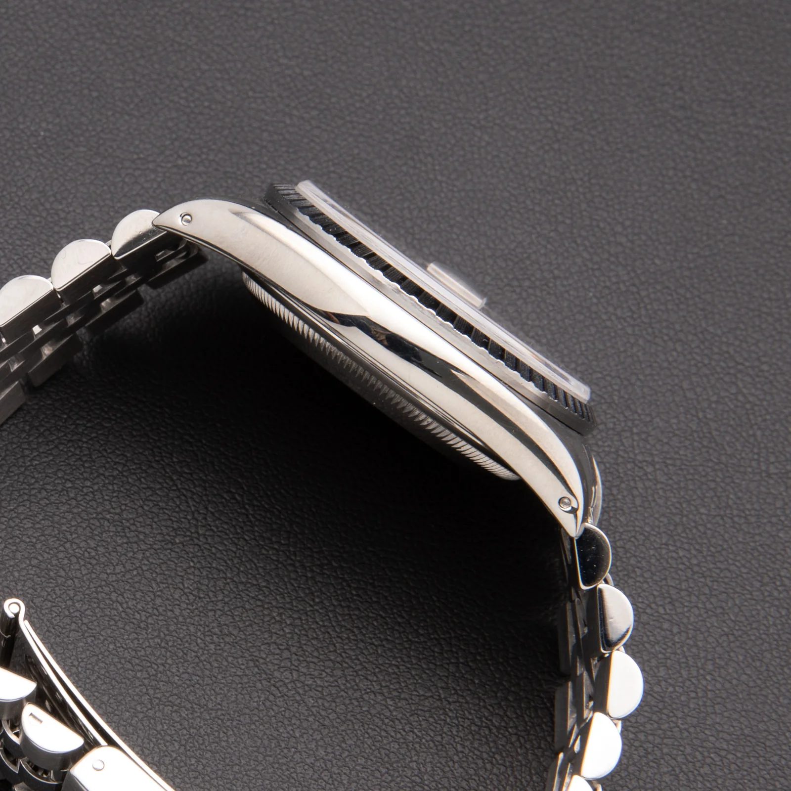 Rolex Datejust 16220 Engine-Turned Bezel Watch 36mm Silver Index Dial - Image 4
