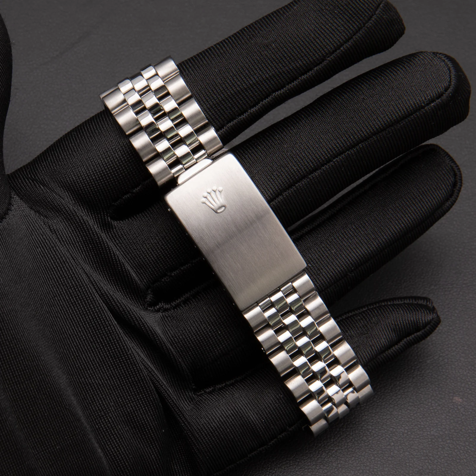 Rolex Datejust 16220 Engine-Turned Bezel Watch 36mm Silver Index Dial - Image 5