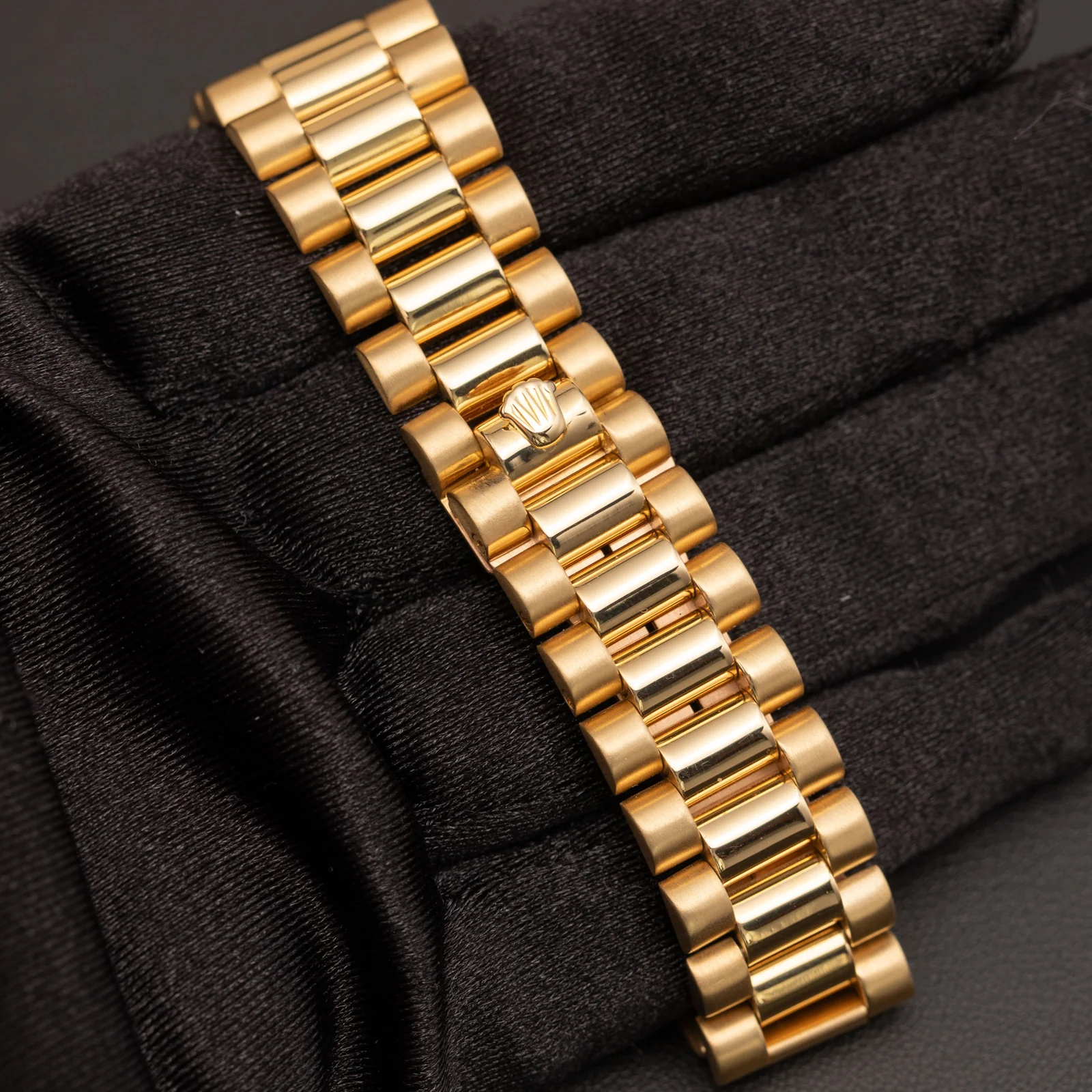 Presidential Rolex Day-Date 18038 Fluted Bezel Watch 36mm Champagne Dial 18K Gold - Image 3